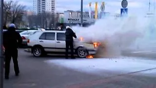 Возгорание машины около гипермаркета "ГИППО". Гомель 11.01.2014