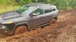 Cherokee Trailhawk Mud Flinging - Crossbar Ranch, Okla