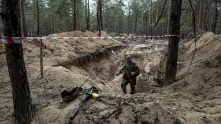 Selenskyj: Ukrainische Soldaten finden Massengrab mit 440 Leichen in Isjum