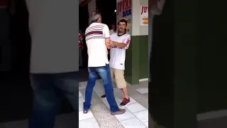 Dois bêbados tentando acender o cigarro