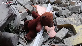 Розбирання завалів на місці прильоту ракети окупантів по житловому будинку в центрі Харкова