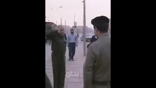 صدام حسين في الأعظمية شمال بغداد في 4/9/2003 يحيي الشعب