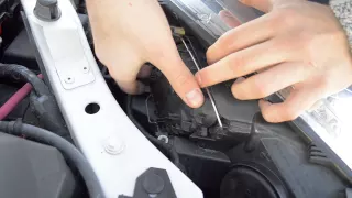 How to change headlight bulbs Renault Megane III MK3 2007-2015 model HD