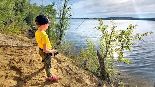 ЧТО ОН ПОЙМАЕТ?! Первые РЫБЫ СЫНА на СПИННИНГ! | Учу сына ловить рыбу на спиннинг | Семейная рыбалка