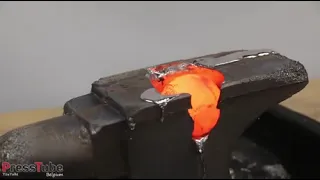 Wolframowa kula o temperaturze 1000 stopni Celsjusza położona na kowadło