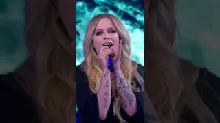 I was relieved by her smile and powerful singing voice🥹🫶#avrillavigne#haw#live #avril2019#shorts