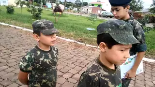 Vídeo surpreendente de soldados mirins!!! Uma lição de patriotismo destes lindos soldados..