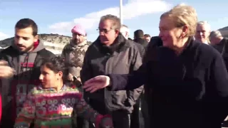 Επίσκεψη Γ.Μουζάλα με την αναπλ. πρωθυπουργό της Ιρλανδίας στο κέντρο υποδοχής προσφύγων Σκαραμαγκά