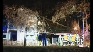 Baum stürzt in Felsberg auf Haus | maintower