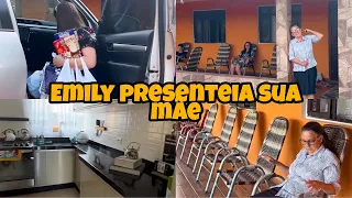 EMILY E NAY DÃO PRESENTES PARA SUA MAE + CASA DA SOGRA+ ORGANIZANDO A CASA+ 200MIL SEGUIDORES