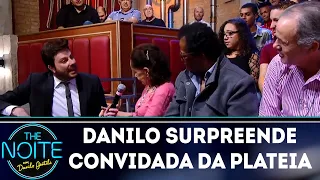 Danilo surpreende convidada da plateia | The Noite (17/05/18)