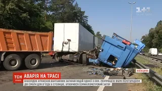 Один загиблий і заблокований в'їзд у столицю: на Житомирській трасі зіткнулися дві фури