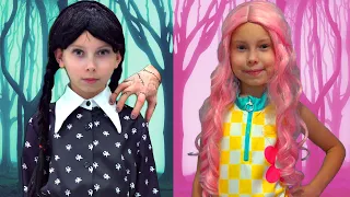 Alice y Wednesday Addams - Pink vs. Black Challenge en la escuela