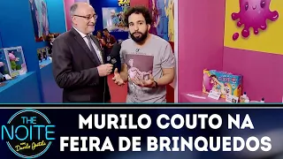 Murilo Couto na feira de brinquedos | The Noite (01/04/19)