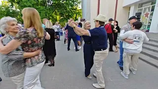 1.05.24г..."Надоело"... Нина Орлова...звучит на танцполе в Гомельском парке...