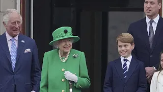 Елизавета II "глубоко тронута" участием британцев в торжествах…