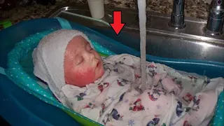 Мать оставила ребенка под струей воды, когда все узнали причину разрыдались!