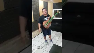 Júnior Bass Groovador tocando Nirvana (Smells Like Teen Spirit)