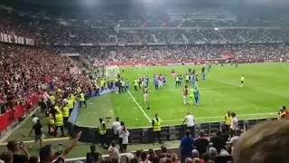 Les supporters envahissent le terrain lors de Nice 1-0 Marseille