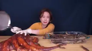 Ssoyoung octopus and mudfish fight eating