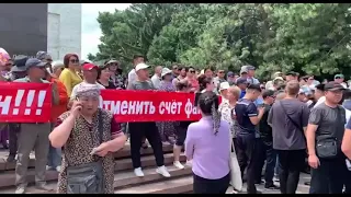 Акылбек Жапаров пообещал выйти к митингующим на Старой площади