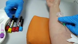 Забор крови из вены вакуумной системой Taking blood from a vein using a vacuum system