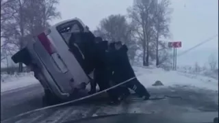 В Приамурье сотрудники ДПС помогли перевернуть опрокинувшийся микроавтобус