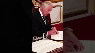 Kral Charles'ın sinirli tavırları ve el hareketi gündem oldu