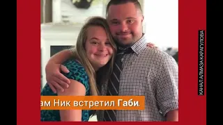 Мальчик ждал друга в аэропорту, а при встрече упал на колени и заплакал