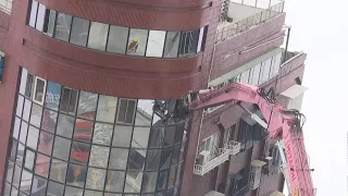Taiwan begins demolition of quake-hit building  | VOA News