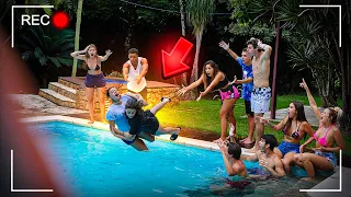 AS TIKTOKERS BRIGARAM E CAÍRAM NA PISCINA NA FRENTE DE TODOS!! [ REZENDE EVIL ]