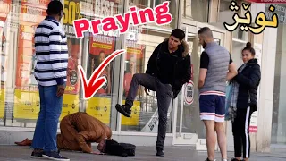 Muslim Praying In Public (Harassed) كوردێك لەكاتی نوێژدا