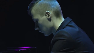 16 летний юноша Алексей Романов. Пианист самоучка без кистей рук.