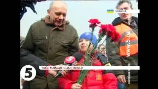 Люди продовжують вшановувати загиблих - #Євромайдан