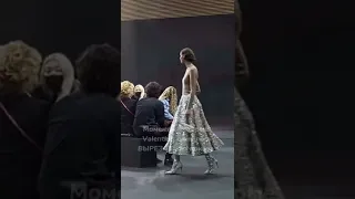 В новом показе Valentino весна-лето 2023 что-то явно пошло не так