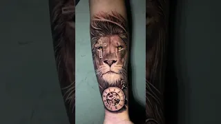 Tatuagem de leão no braço