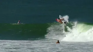 Surfer Steals Former World Champion's Surfboard When He Tries To Surf Next To Him - 1291173