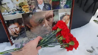 Цветы от нас на могиле Андрея Миронова  / Ваганьковское кладбище 7 марта 2023 🙏  ПОМНИМ