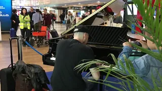 A boogie woogie before the flight-piano airport-Roma