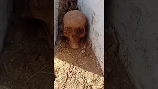 العثور على 😱 جثه قديمة اثناء حفر أحد القبور،اللهم احسن عاقبتنا يارب 🙏🤍#grave #scary #hororplace
