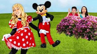 ISABELLA SI FINGE UN PERSONAGGIO DI DISNEYLAND E SI NASCONDE NEL PARCO DIVERTIMENTO!