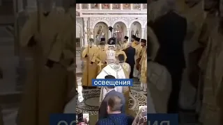 Патриарх Кирилл поскользнулся на святой воде