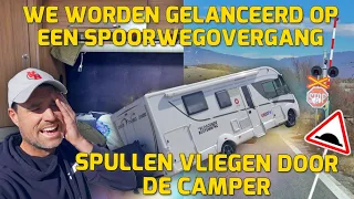 WE WORDEN GELANCEERD OP EEN SPOORWEGOVERGANG! SPULLEN VLIEGEN DOOR DE CAMPER! #242