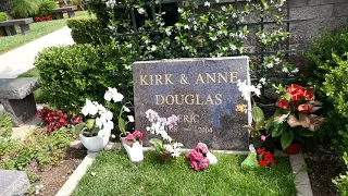 Kirk Anne & Eric Douglas Graves Pierce Brothers Westwood Memorial Park Los Angeles California USA