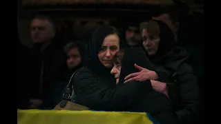 Hundreds gather to honor fallen Ukrainian soldiers