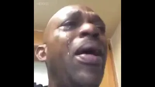 Афроамериканец плачет