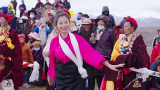 The Tibetan dance under the snow mountain, the happy atmosphere is desirable