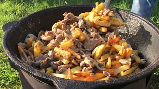 Скоблянка | Жареная картошка в казане с мясом и грибами.