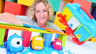 Spielzeug Video mit Nicole. Eine neue Garage für die Spielzeugautos. Kinder Video auf Deutsch