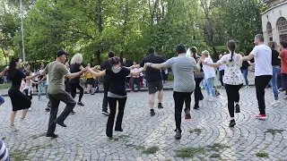 Хоро пред банята в Горна баня